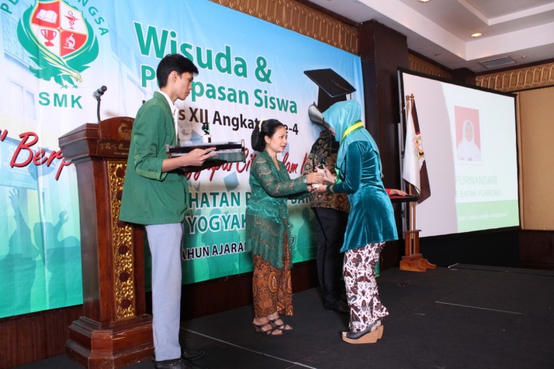 Wisuda dan Pelepasan Siswa SMK Kesehatan Pelita Bangsa Lulus 100%