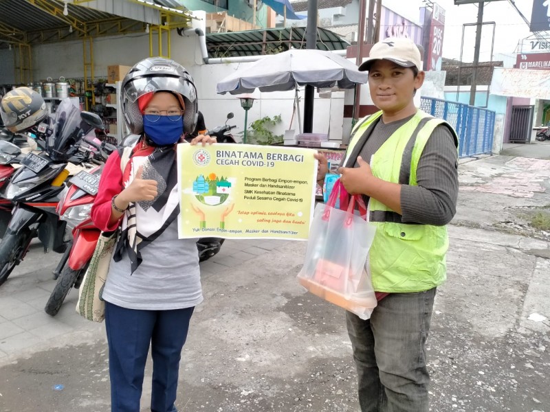 SMK Kesehatan Binatama Berbagi Masker, Hand Sanitizer & Empon-Empon Gratis