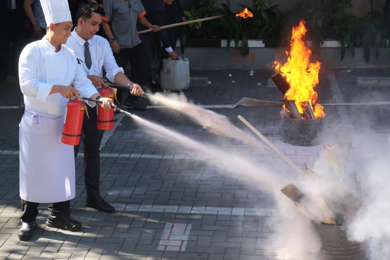 Pelatihan Fire Drill dan Emergency Response Team Harper Mangkubumi Yogyakarta