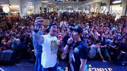 Pemain Warkop DKI Reborn Disambut Antusias Warga Jogja