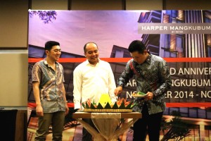 Pemotongan_tumpeng_oleh_Sandy_Wibowo_(kanan)_didampingi_oleh_Wawan_Eza_Sukmawan_(tengah)_dan_Yudy_Harsono_(Kiri).JPG